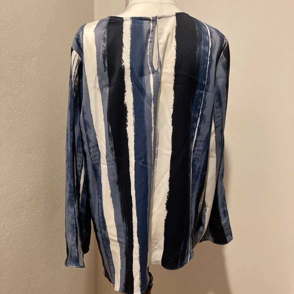 Kenneth Cole: Large long sleeve round neck top . - Picture 4 of 9
